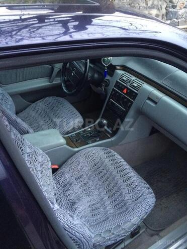 Mercedes E 200 1996, 272,400 km - 2.0 l - Qax