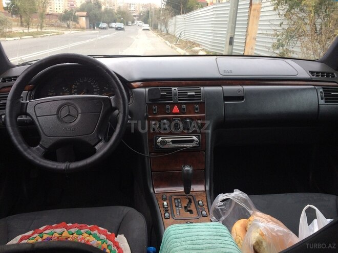 Mercedes E 220 1999, 397,000 km - 2.2 l - Bakı