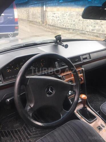 Mercedes E 200 1992, 330,000 km - 2.0 l - Qax