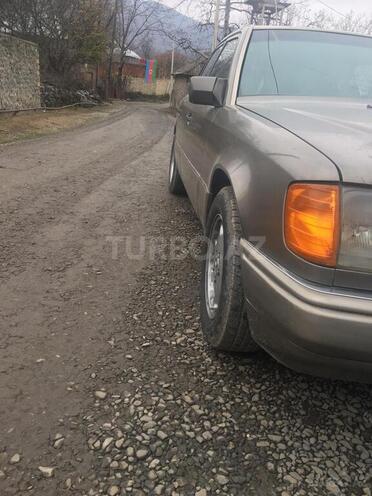 Mercedes E 200 1992, 330,000 km - 2.0 l - Qax