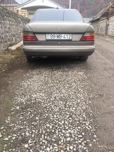 Mercedes E 200 1992, 330,000 km - 2.0 l - Qax