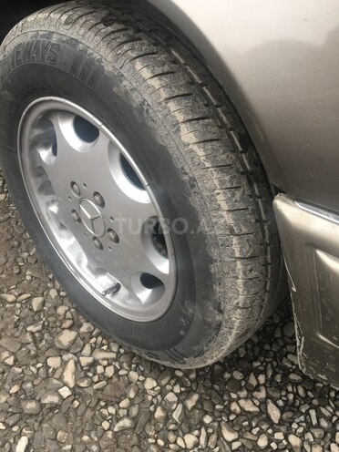 Mercedes E 200 1992, 330,000 km - 2.0 l - Qax