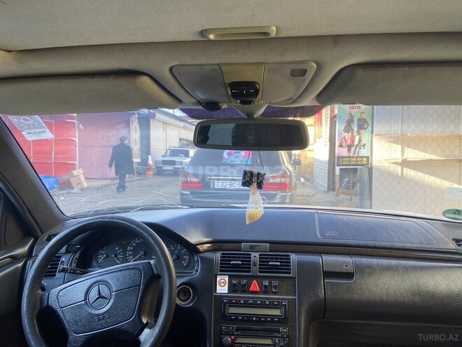 Mercedes E 240 1997, 258,521 km - 2.4 l - Bərdə