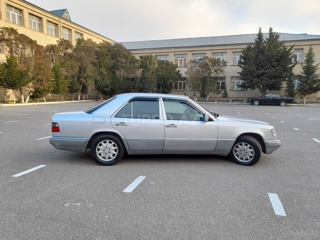 Mercedes E 280 1995, 365,511 km - 2.8 l - Bakı