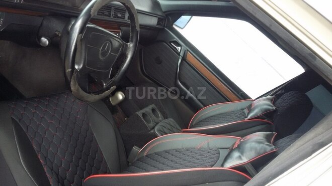 Mercedes E 250 1989, 300,648 km - 2.5 l - Bakı