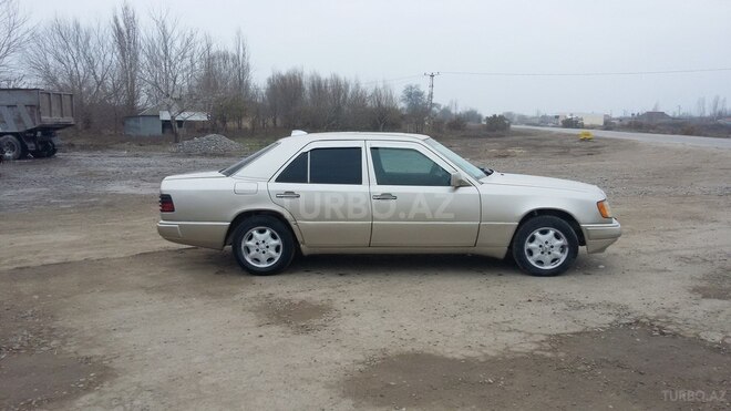 Mercedes E 250 1989, 300,648 km - 2.5 l - Bakı