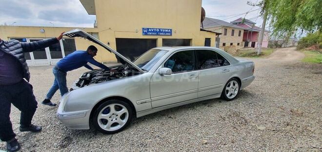 Mercedes E 320 2000, 225,000 km - 3.2 л - Qazax