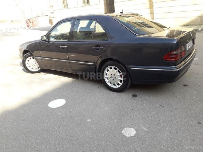 Mercedes E 220 2001, 285,000 km - 2.2 l - Bakı
