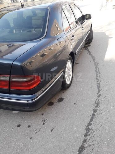 Mercedes E 220 2001, 285,000 km - 2.2 l - Bakı