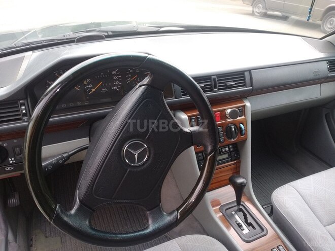Mercedes E 220 1994, 233,000 km - 2.2 l - Bakı
