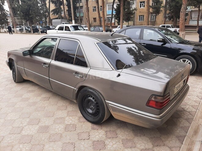 Mercedes E 300 1993, 245,000 km - 3.0 l - Qazax
