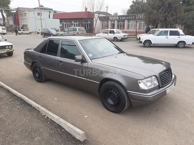 Mercedes E 300 1993, 245,000 km - 3.0 l - Qazax