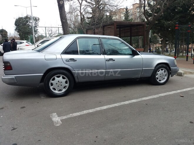 Mercedes E 300 1988, 237,399 km - 3.0 l - Bakı