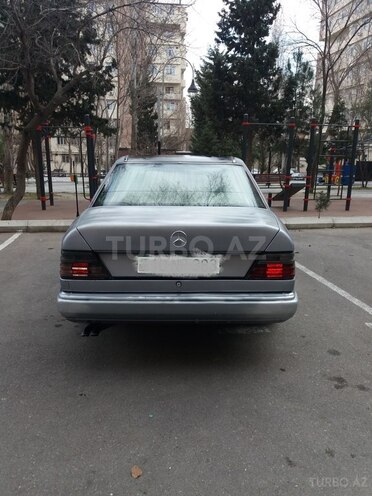 Mercedes E 300 1988, 237,399 km - 3.0 l - Bakı