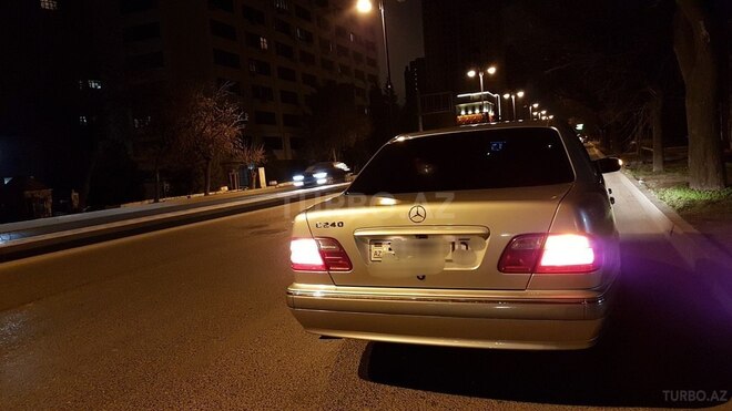 Mercedes E 240 2000, 267,000 km - 2.4 л - Bakı