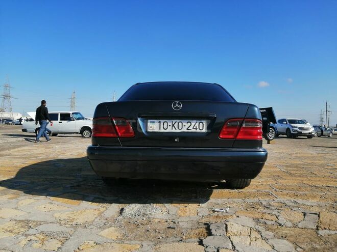 Mercedes E 240 1999, 290,000 km - 2.4 l - Bakı