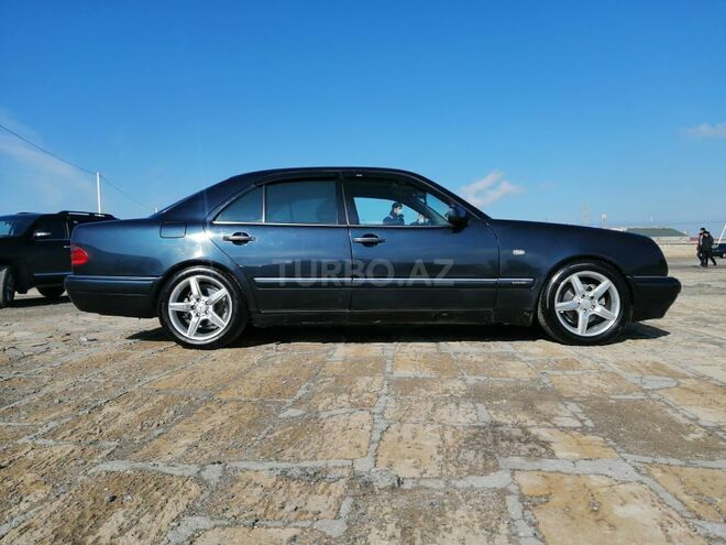 Mercedes E 240 1999, 290,000 km - 2.4 l - Bakı
