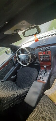 Mercedes E 320 1999, 280,000 km - 3.2 л - Qax