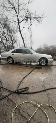 Mercedes E 320 1999, 280,000 km - 3.2 л - Qax