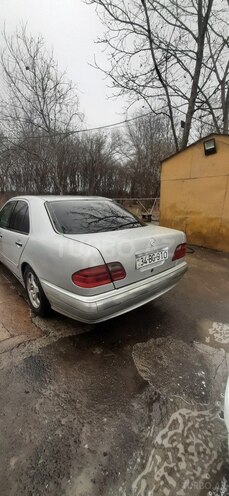 Mercedes E 320 1999, 280,000 km - 3.2 л - Qax