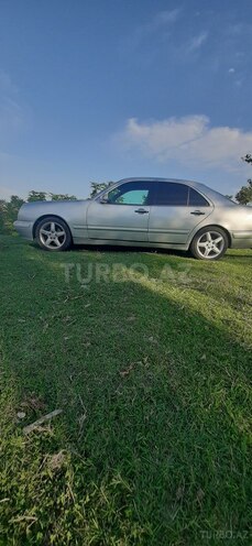 Mercedes E 320 1999, 280,000 km - 3.2 л - Qax