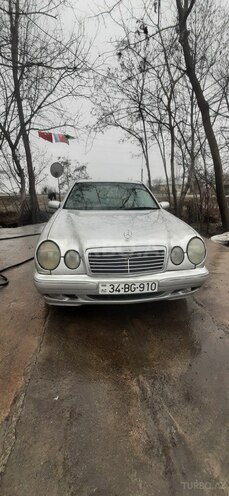 Mercedes E 320 1999, 280,000 km - 3.2 л - Qax