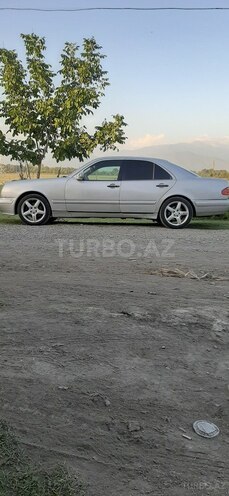 Mercedes E 320 1999, 280,000 km - 3.2 л - Qax