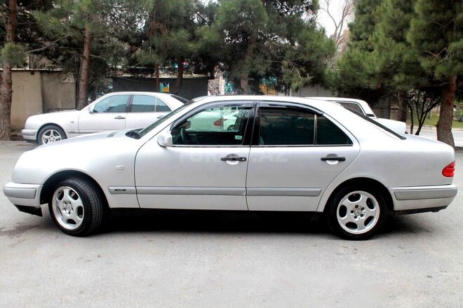 Mercedes E 240 1998, 327,475 km - 2.4 l - Bakı