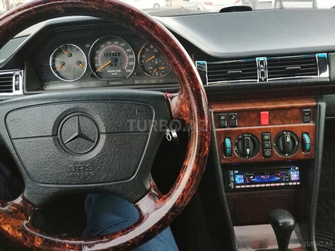 Mercedes E 220 1995, 257,000 km - 2.2 l - Bakı