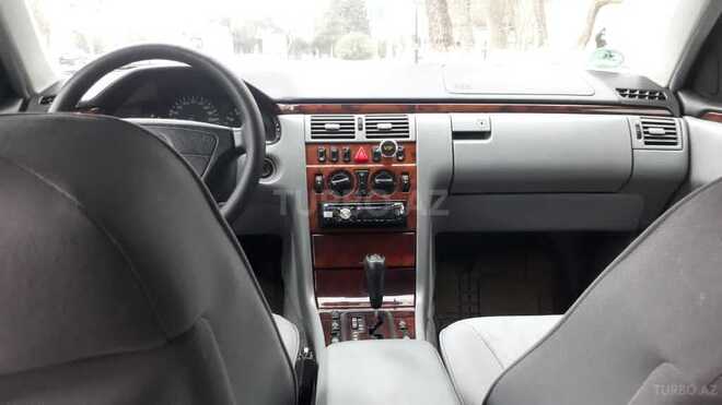 Mercedes E 240 1999, 301,000 km - 2.4 л - Sumqayıt