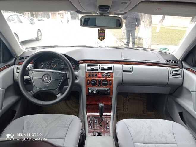 Mercedes E 240 1999, 301,000 km - 2.4 л - Sumqayıt