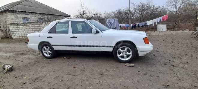 Mercedes E 230 1987, 412,500 km - 2.3 l - Qazax