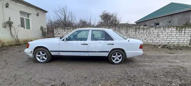 Mercedes E 230 1987, 412,500 km - 2.3 l - Qazax