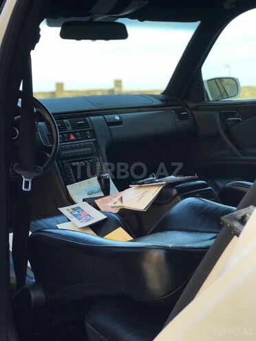 Mercedes E 240 2000, 318,425 km - 2.4 l - Bakı