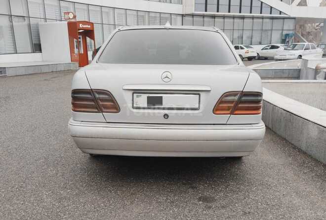 Mercedes E 220 1998, 333,000 km - 2.2 л - Quba