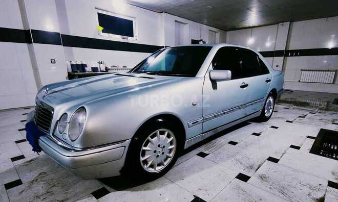 Mercedes E 220 1998, 333,000 km - 2.2 л - Quba