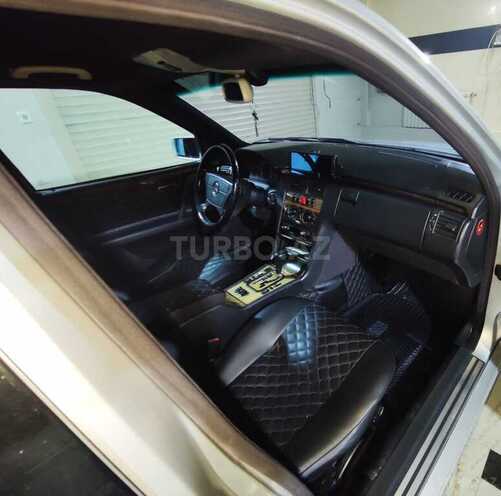 Mercedes E 220 1998, 333,000 km - 2.2 л - Quba