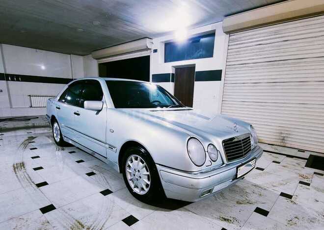 Mercedes E 220 1998, 333,000 km - 2.2 л - Quba