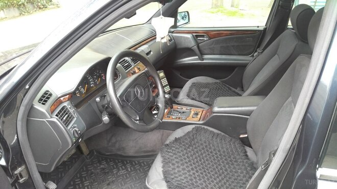 Mercedes E 240 1997, 291,567 km - 2.4 l - Bakı