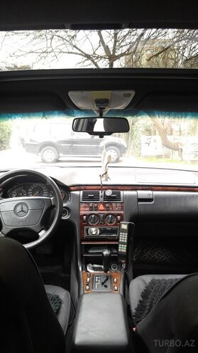Mercedes E 240 1997, 291,567 km - 2.4 l - Bakı