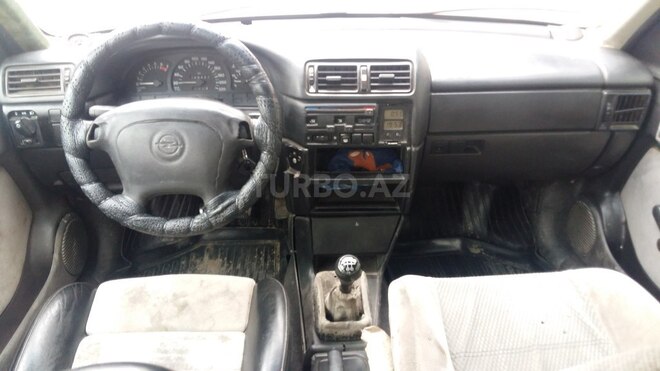 Opel Vectra 1995, 207,000 km - 1.8 l - Qazax