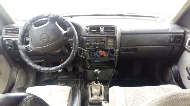 Opel Vectra 1995, 207,000 km - 1.8 l - Qazax