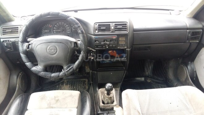 Opel Vectra 1995, 207,000 km - 1.8 l - Qazax
