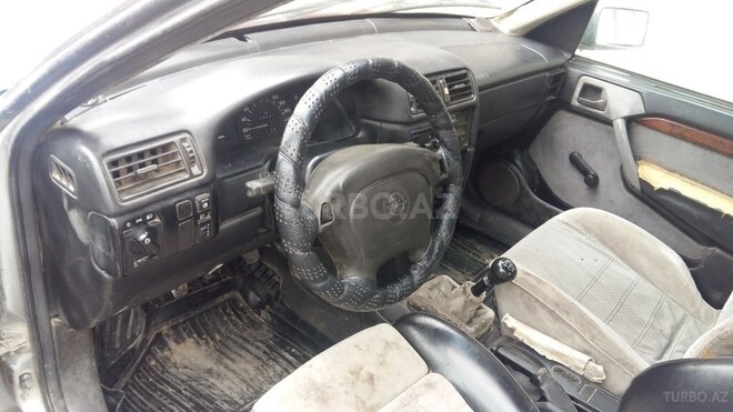 Opel Vectra 1995, 207,000 km - 1.8 l - Qazax