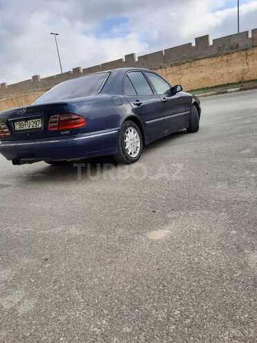 Mercedes E 220 2000, 300,000 km - 2.2 l - Bakı