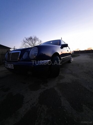 Mercedes E 240 1998, 445,000 km - 2.4 l - Masallı