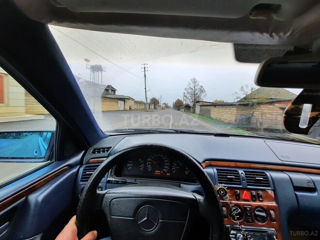 Mercedes E 240 1998, 445,000 km - 2.4 l - Masallı