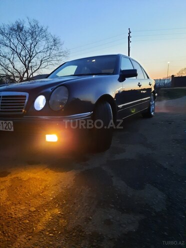 Mercedes E 240 1998, 445,000 km - 2.4 l - Masallı
