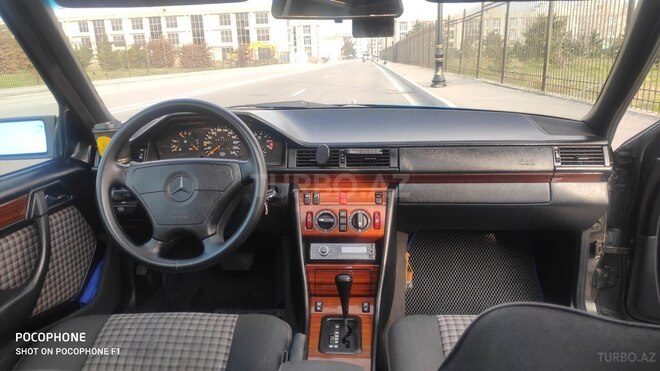 Mercedes E 220 1995, 270,000 km - 2.2 l - Bakı