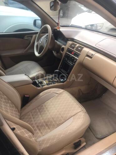 Mercedes E 280 2000, 332,000 km - 2.8 л - Bakı